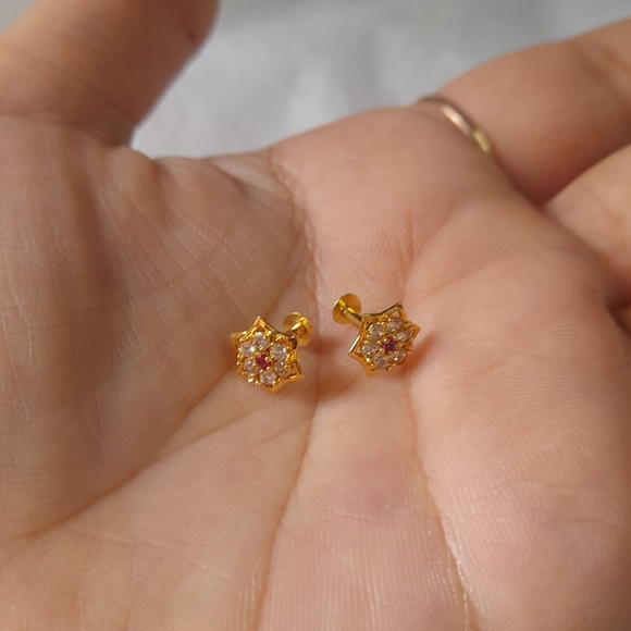 Beautiful new shaining stone desiner studs - Picture 10 of 15